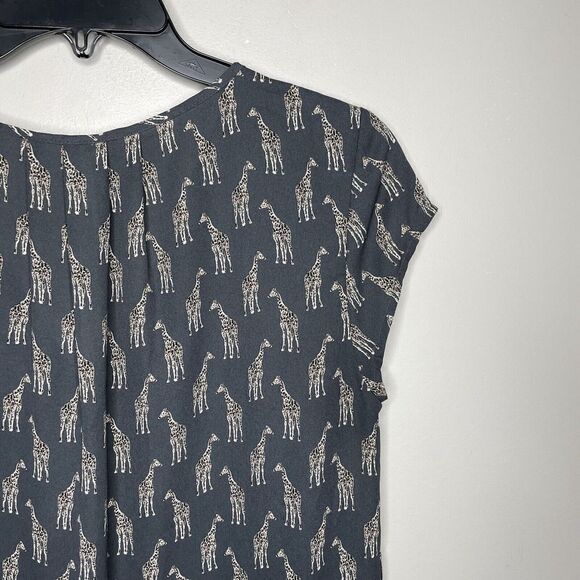 H&M Top Womens 4 Giraffe Print Cap Sleeve V-Neck Gray Blouse Lightweight - Picture 4 of 6